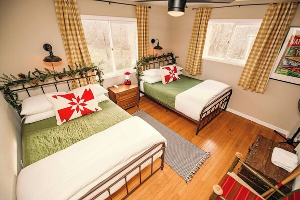 2 slaapkamers, een bureau, een strijkplank/strijkijzer, reisbedje