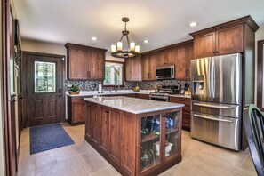 雪櫃、微波爐、焗爐、爐具