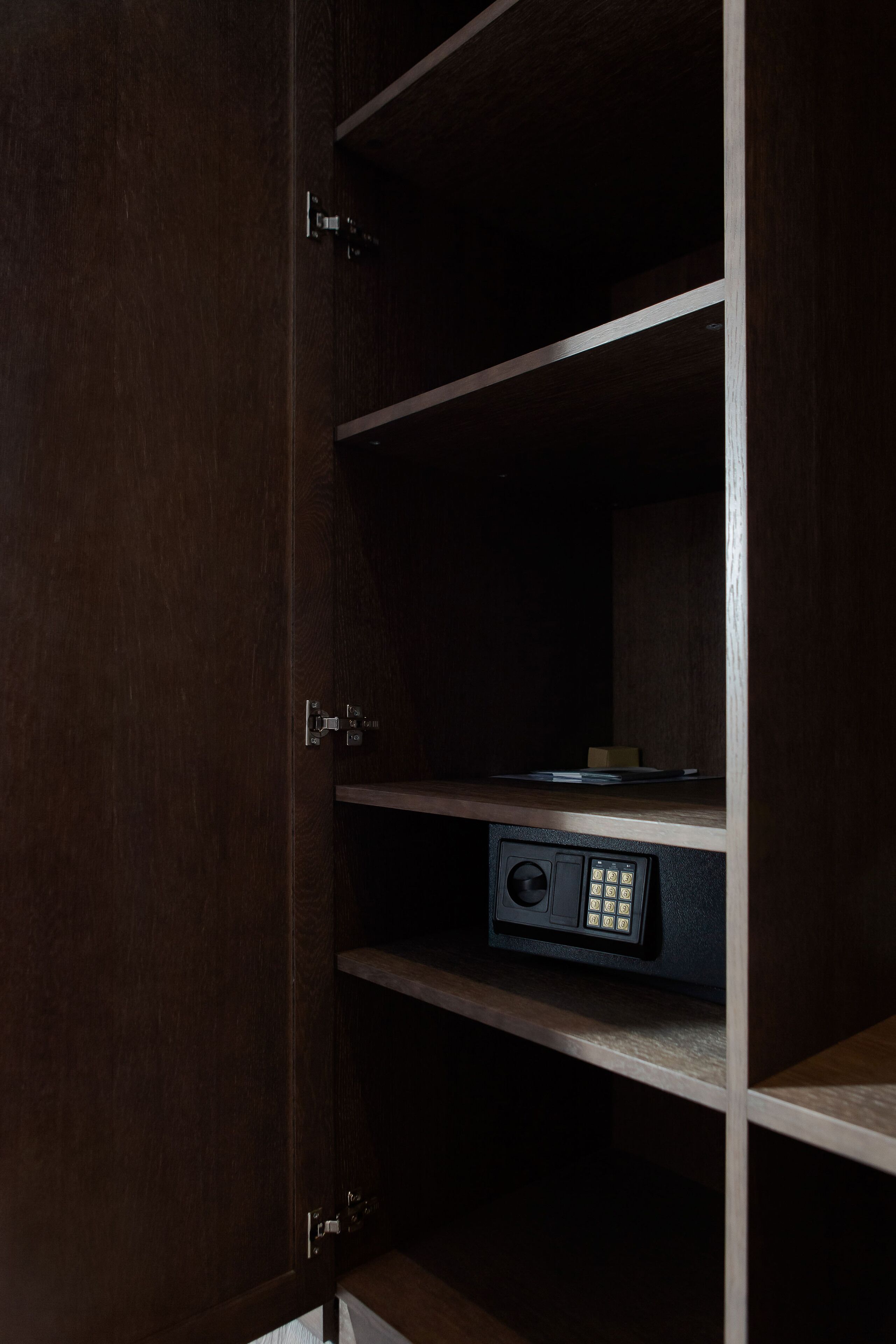 Ein geschlossener Holzschrank mit digitalem Schloss und einer Ablagefläche.