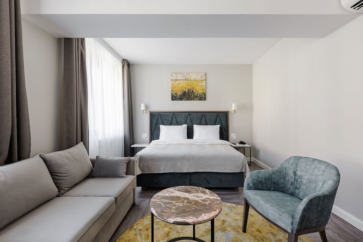 Business superior room | 1 bedroom, hypo-allergenic bedding, minibar, in-room safe