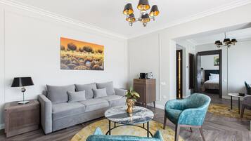 Executive Room | Hypo-allergenic bedding, minibar, in-room safe, desk