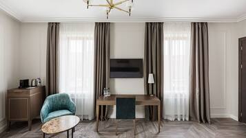 Business-rum | Allergitestade sÀngklÀder, minibar och vÀrdeförvaringsskÄp pÄ rummet