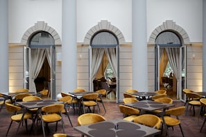 2 bars/lounges, pub, cocktail bar, lobby lounge