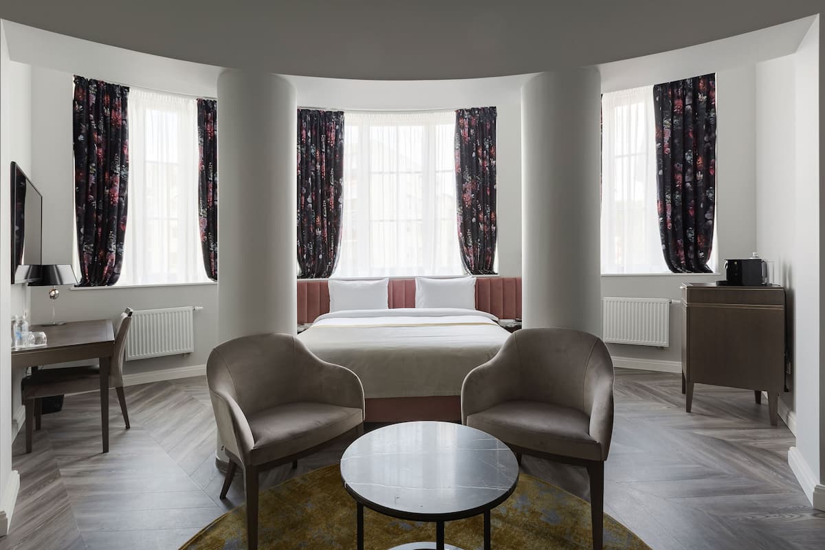 Deluxe Room | 1 bedroom, hypo-allergenic bedding, minibar, in-room safe