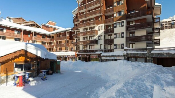 A multi-story hotel with balconies and a snow-covered ground. - Rond Point des Pistes (Val Claret) by Interhome (Tignes)