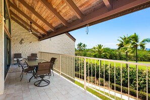 Outdoor dining - Summer Deal Kona 3BR Vacation Condo with Ocean Views Pool and Hot Tub (Kailua-Kona)