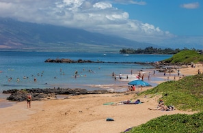 Beach nearby, beach towels - Kamoale Sands 9-410! Favorite locale near everything and ocean views!! (Kihei)