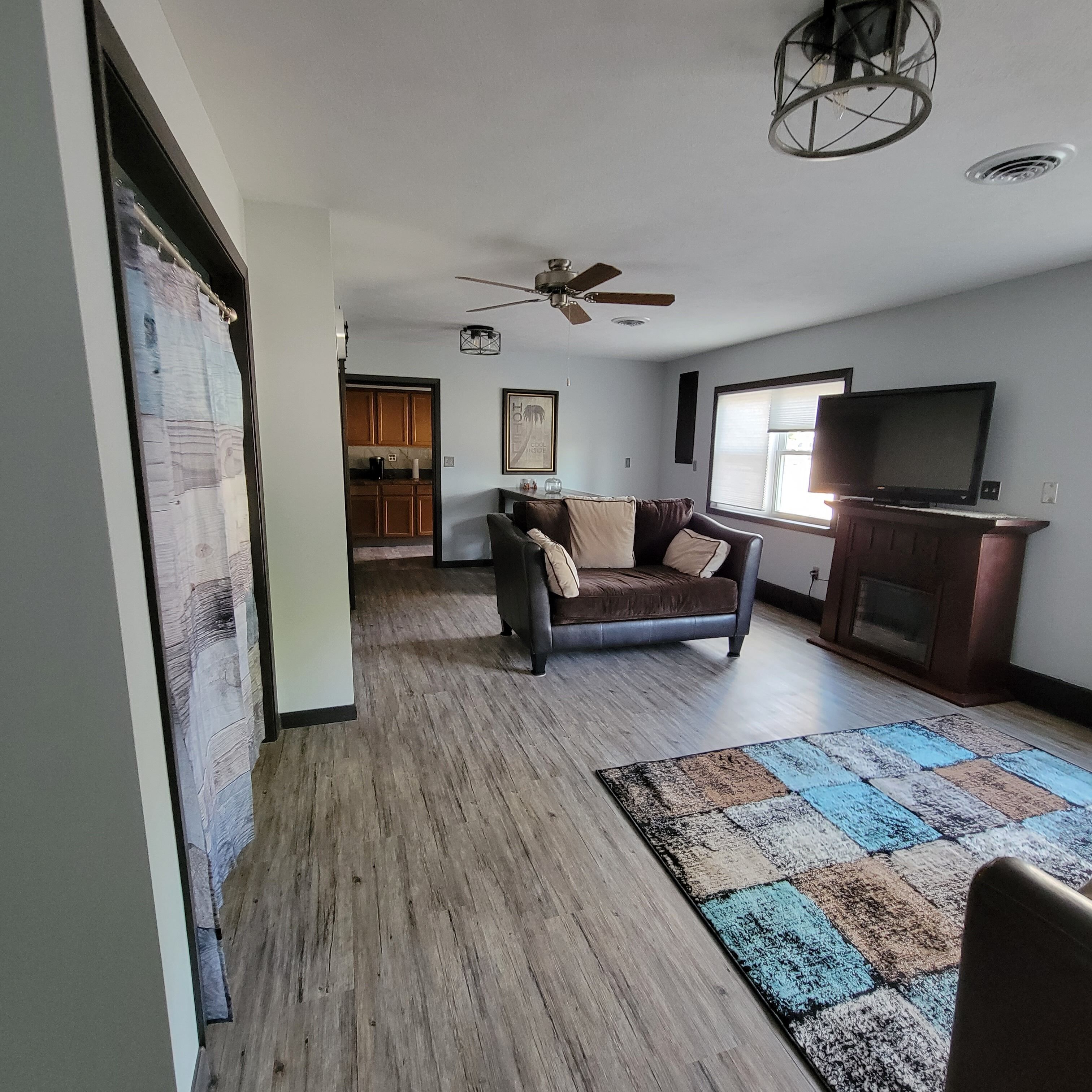Beautiful newly Remodeled unit, 1 block to Mississippi River.