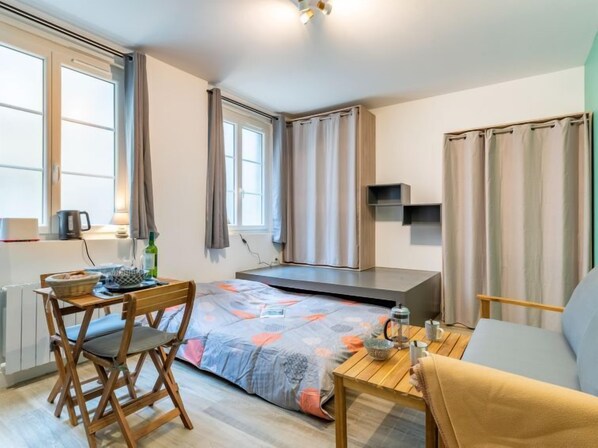 1 chambre, fer et planche à repasser, accès Internet