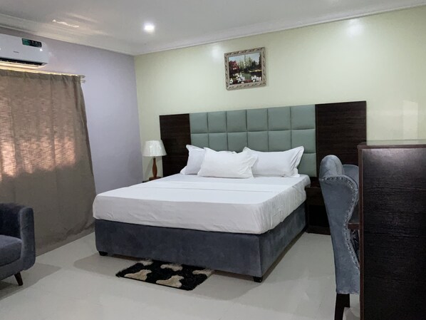 1 bilik tidur, peti besi dalam bilik, meja, ruang kerja komputer riba