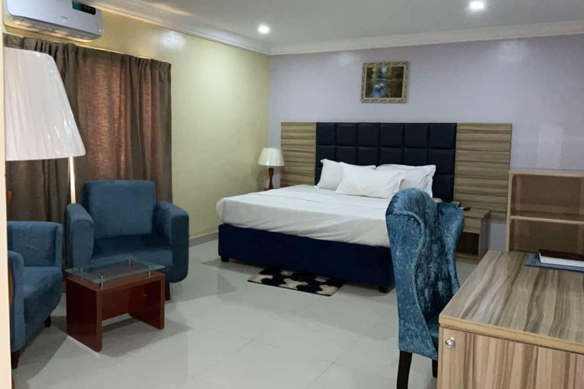 1 habitación, caja de seguridad en la habitación y escritorio