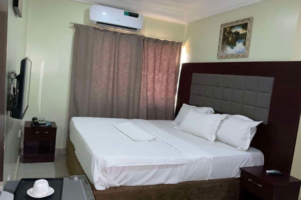 Standard Room | In-room safe, desk, laptop workspace, WiFi (free)