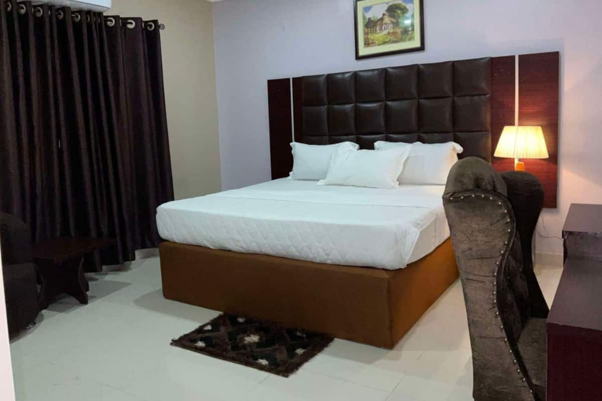 Deluxe Room | In-room safe, desk, laptop workspace, WiFi (free)