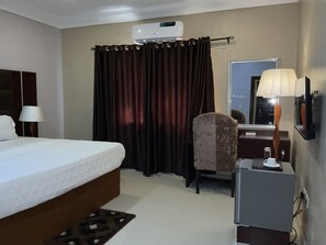 Deluxe Room | In-room safe, desk, laptop workspace, free WiFi - LIS HOTEL AND SUITES (Ilorin)