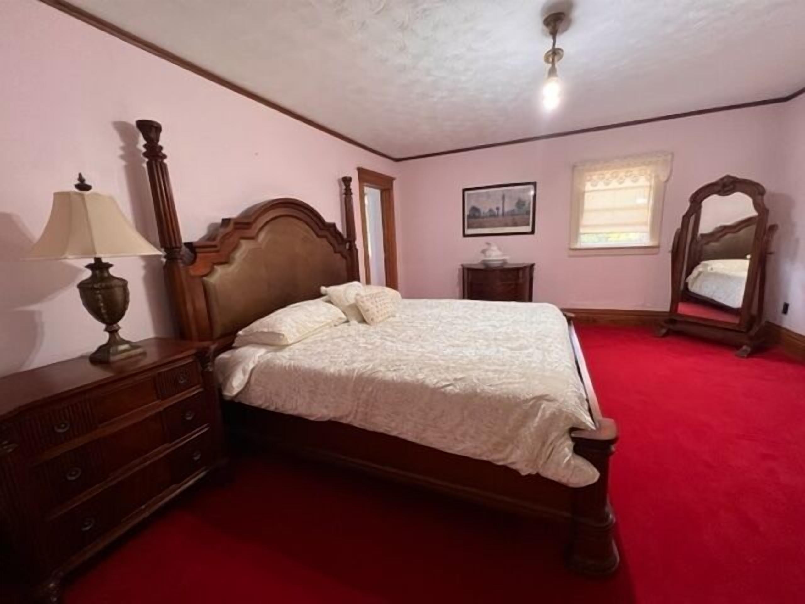 5 bedrooms, iron/ironing board, WiFi, bed sheets