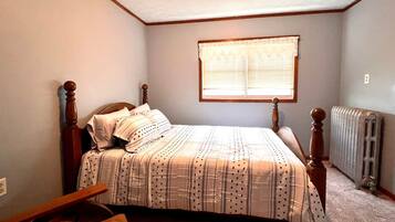 5 bedrooms, iron/ironing board, WiFi, bed sheets