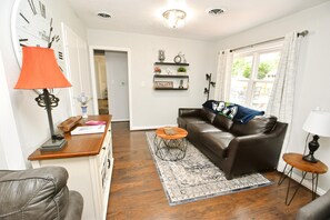 TV, bøker og kontorer