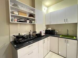 Kühlschrank, Mikrowelle, Herdplatte, Wasserkocher