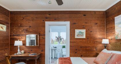 POOL! Pet-Friendly! Ground Level