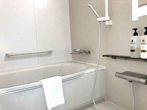 Hiustenkuivaaja, pyyhkeet, saippua, sampoo