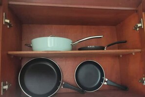 Coffee/tea maker, toaster, dining tables, kitchen islands - Confortable Espacio Residencial, 3 Hab. Wifi. A/C (Santo Domingo Este)