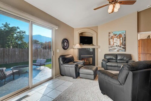 Mountainside View Firepit & Hot Tub near Broadmoor