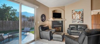 Mountainside View Firepit & Hot Tub near Broadmoor