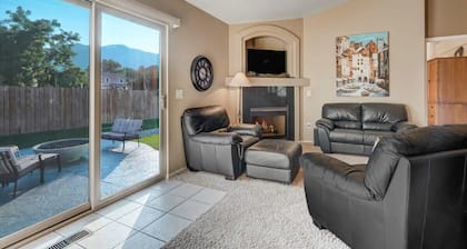 Mountainside View Firepit & Hot Tub near Broadmoor