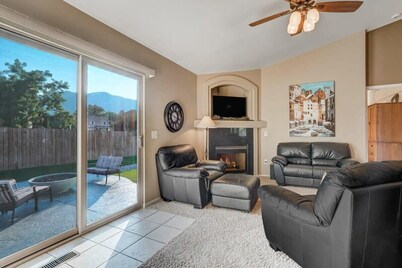 Mountainside View Firepit & Hot Tub near Broadmoor