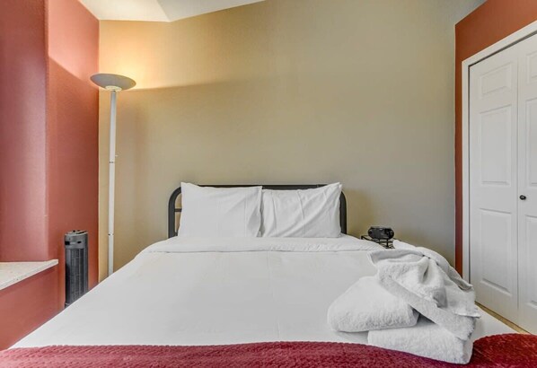 4 habitaciones, tabla de planchar con plancha, wifi y ropa de cama 