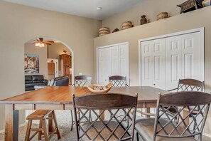 Dining - Mountainside View Firepit & Hot Tub near Broadmoor (Colorado Springs)