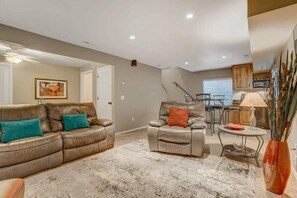 Télévision, cheminée, espaces bureaux