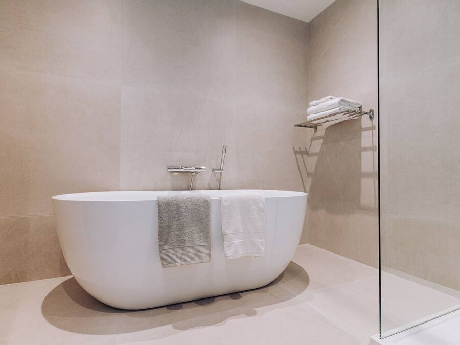 Deluxe Double Room, Accessible, Ensuite | Bathroom