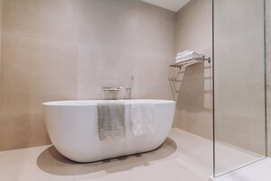 Deluxe Double Room, Accessible, Ensuite | Bathroom