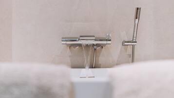 Deluxe Double Room, Accessible, Ensuite | Bathroom