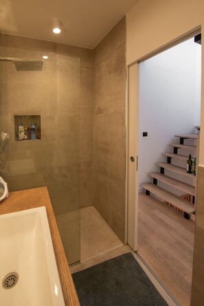 Dusche, Haartrockner, Handtücher, Toilettenpapier