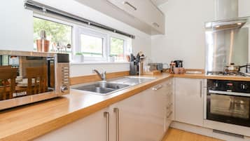 Fridge, dishwasher, electric kettle, cookware/dishes/utensils