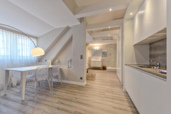 Carl Suites Premium | 1 bedroom, down comforters, in-room safe, desk