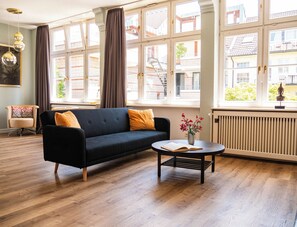 Deluxe studio (with Roof Terrace) | Woonruimte | Een 42-inch flatscreentelevisie met kabelzenders en televisie