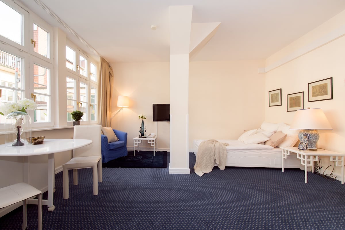 Carl Suites Standard | 1 bedroom, down comforters, in-room safe, desk