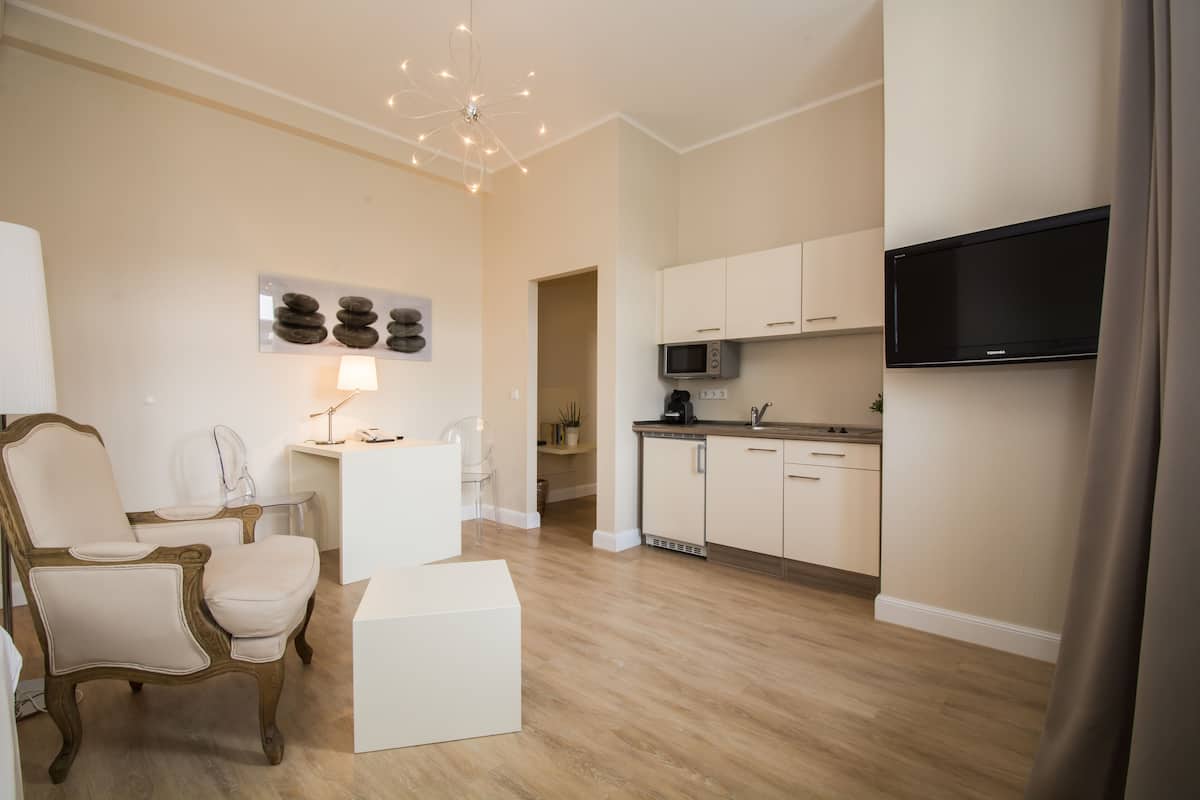 Carl Suites fuer 1 Person | 1 bedroom, down comforters, in-room safe, desk