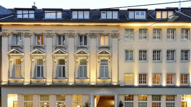 A multi-story building with a classical architectural style, featuring symmetrical windows and decorative moldings. - Living am Carlsplatz (Düsseldorf)