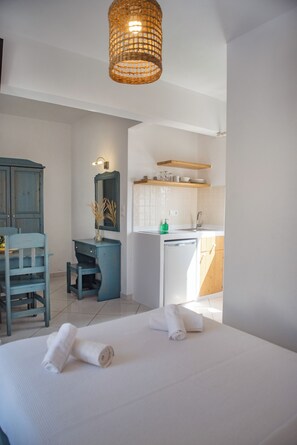 1 habitación, caja de seguridad en la habitación y escritorio