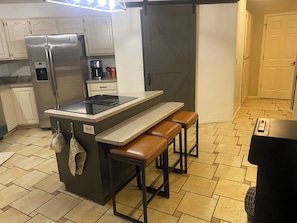 Cafetera y tetera, refrigerador, microondas y horno 