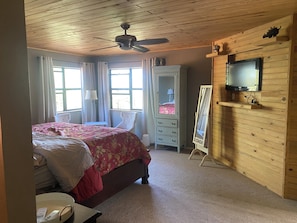 4 bedrooms, desk, free WiFi, bed sheets