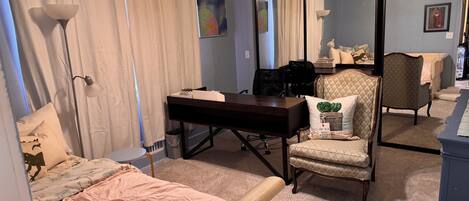 4 bedrooms, desk, WiFi (free), bed sheets