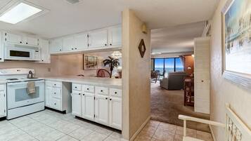 Condo, 2 Bedrooms | Interior