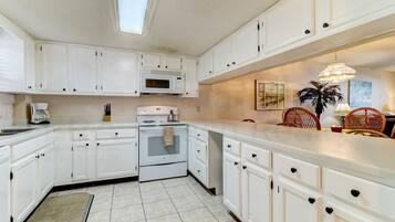 Condo, 2 Bedrooms | Private kitchen