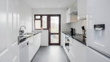 House | Private kitchen | Fridge, microwave, oven, stovetop