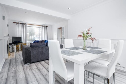 3br-sleeps5-parking-garden-accesstolondon